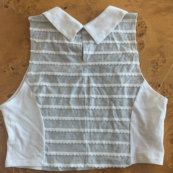 BCBG Grey Striped Collared Sleeveless Crop Top Size Medium - Picture 6 of 7